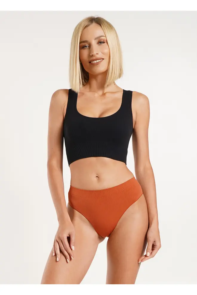 Nahtlos geripptes Top mit breiten Trägern TOP RIB (black)