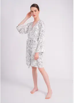 Women’s viscose robe with floral print – FLOSSED IN FLOWERS 7336/040 (white/black floral print) Women’s viscose robe with floral print – FLOSSED IN FLOWERS 7336/040 (white/black floral print)