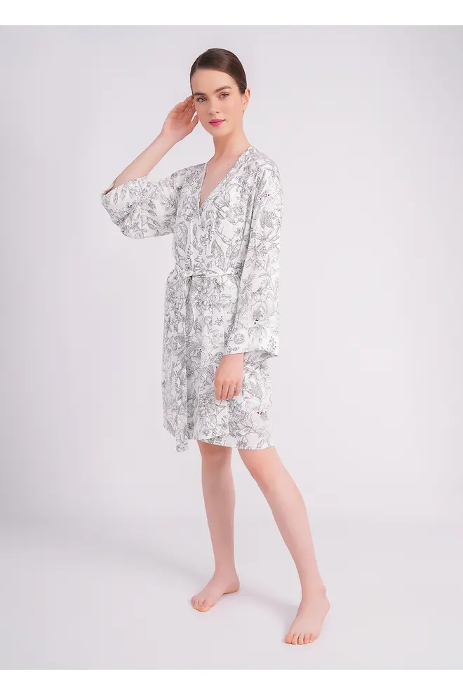 Damen-Morgenmantel aus Viskose mit Blumenmuster – FLOSSED IN FLOWERS 7336/040 (white/black floral print)