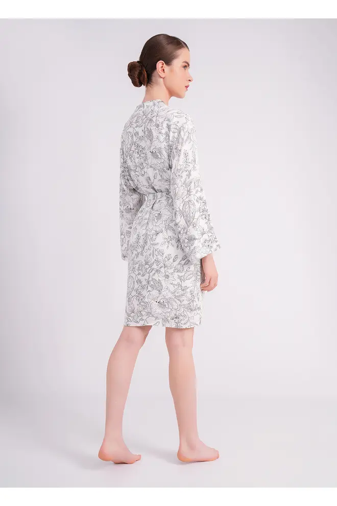 Damen-Morgenmantel aus Viskose mit Blumenmuster – FLOSSED IN FLOWERS 7336/040 (white/black floral print)