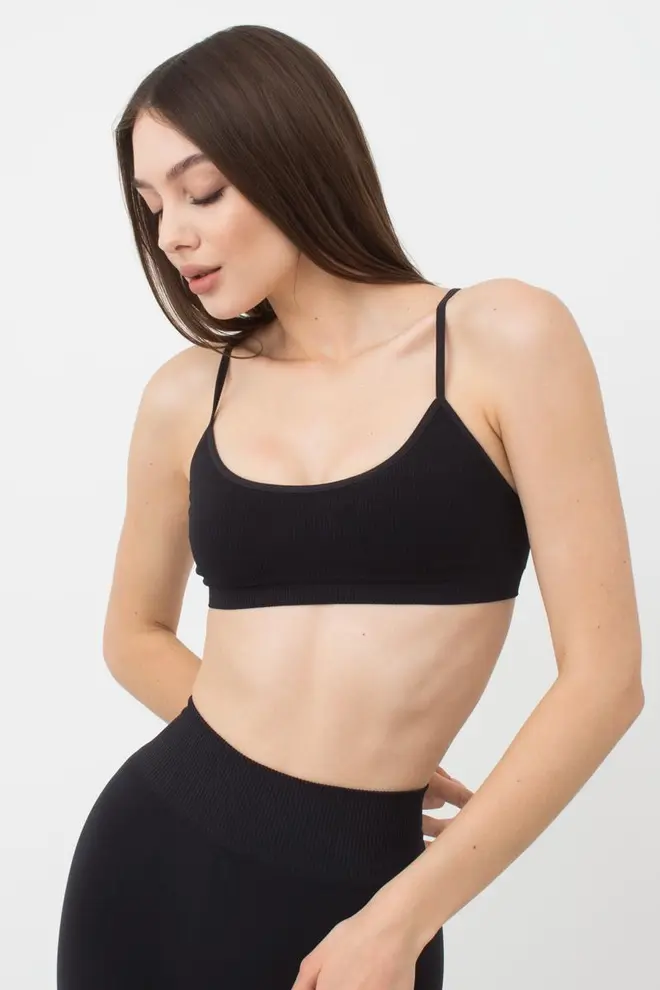 Nahtloses geripptes Top mit schmalen Trägern CAMI TOP RIB (black)