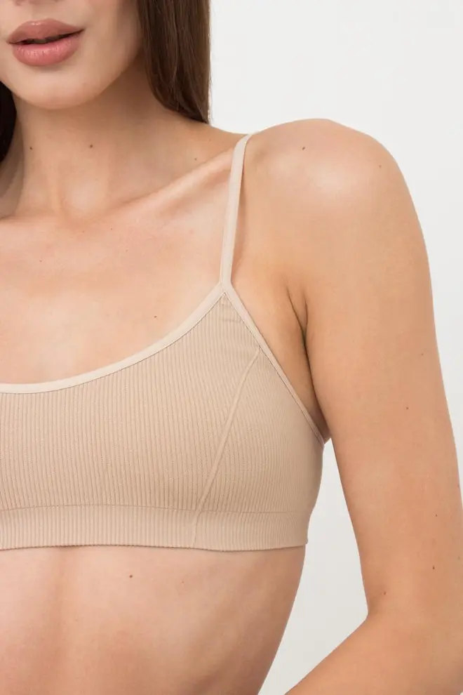 Nahtloses geripptes Top mit schmalen Trägern CAMI TOP RIB (naturale)