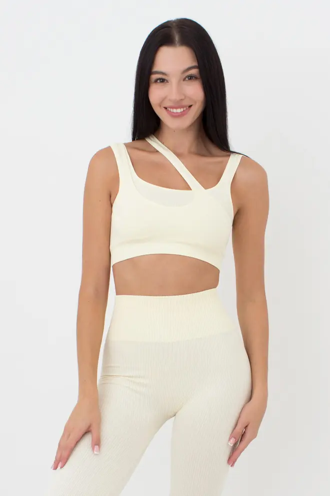 Nahtloses Top mit asymmetrischen Trägern TOP RIB CO (milk)