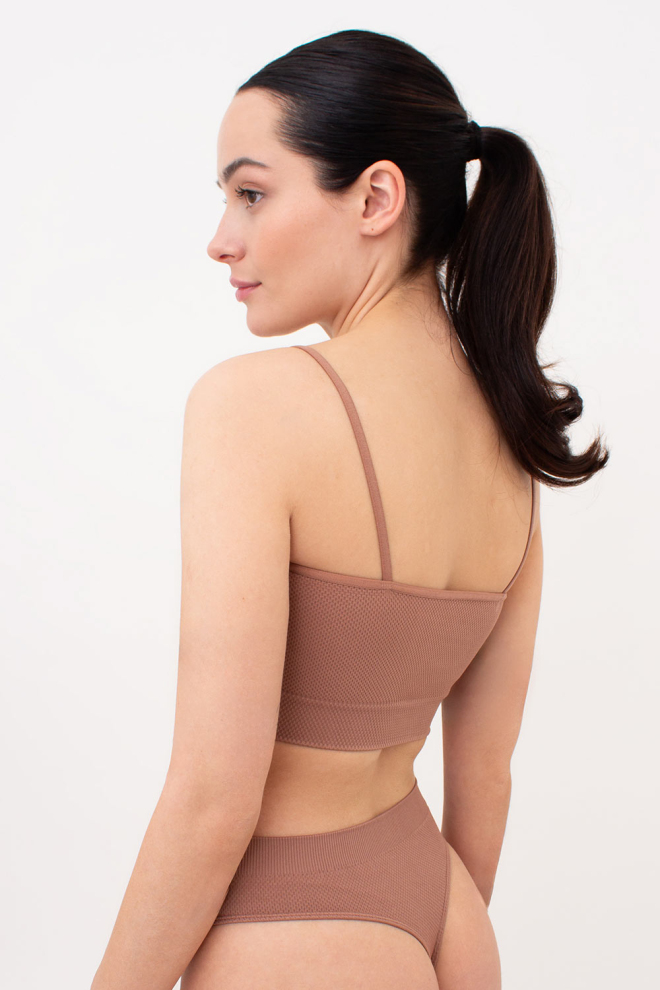 Nahtloses Top mit körniger Textur CAMI TOP GRAIN (mokko)