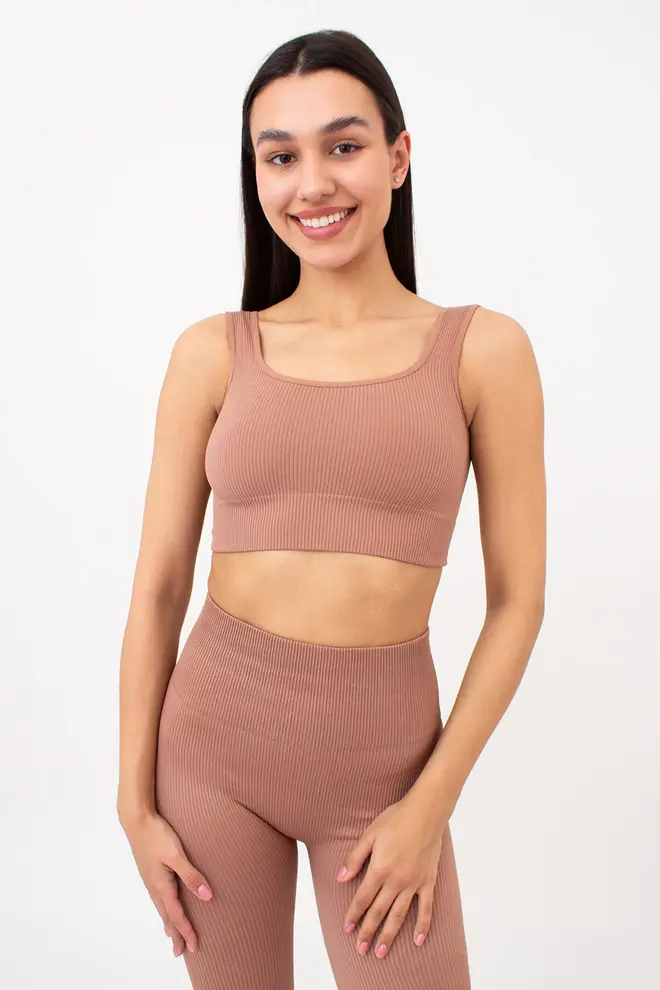 Nahtlos geripptes Top mit breiten Trägern TOP RIB (mokko)