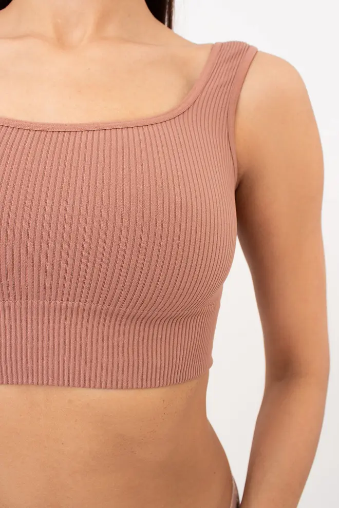 Nahtlos geripptes Top mit breiten Trägern TOP RIB (mokko)